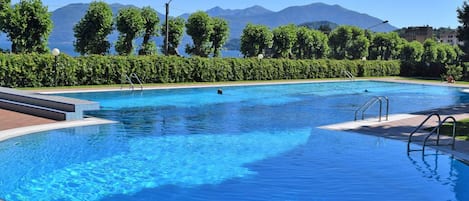 Wasser, Himmel, Blau, Schwimmbad, Azurblau, Baum, Natürliche Landschaft, Freizeit, Pflanze, Schatten