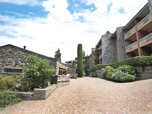 Wolke, Pflanze, Himmel, Gebäude, Strassenbelag, Nachbarschaft, Fassade, Landschaft, Stadt, Urban Design