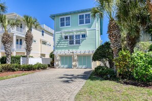 Iconic seaside look and parking for your whole group!
