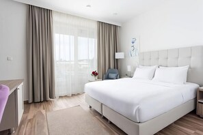 Unit with 1 Queen size bed. Exact unit will be assigned upon arrival. Views, colors and decor may vary.