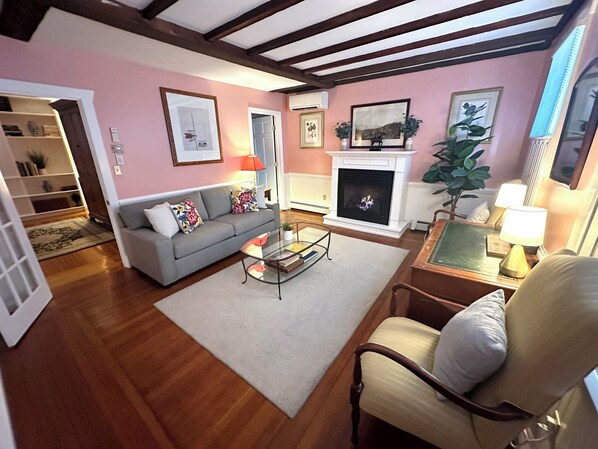 Living Room w/ Gas Fireplace