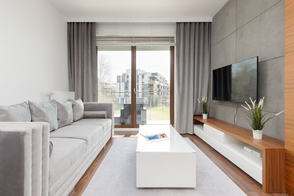 Spacious living room with full equipment. 