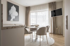 Living room/Kitchen (3)