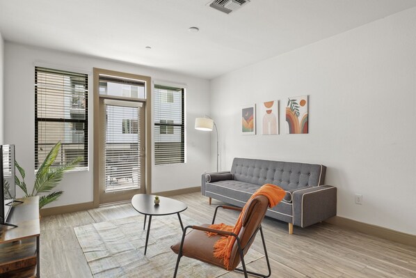 Luxury 2BR CozySuites on Town Lake waterfront! 05