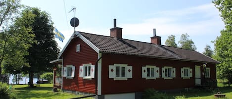 View of the house from the driveway