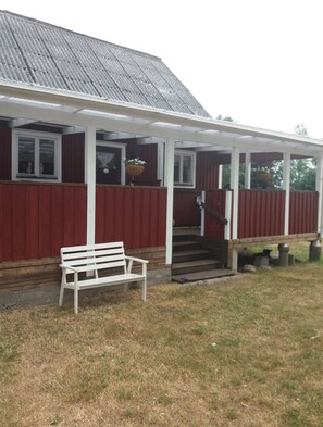 Stor altan med bord och 4 stolar, grill.