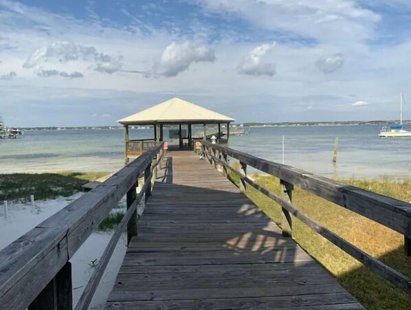 Perfect location on the sound and walking distance to everything on Navarre Bch.