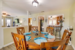 Dining Area | Dishware/Flatware Provided | Central A/C