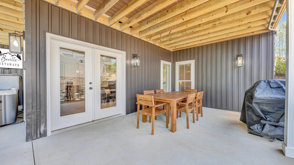 Hideaway Ridge, Lakefront NEW Luxury w/ 7-Bedrooms + Heated Salt Pool, Covered Decks, Hot Tub & Dock