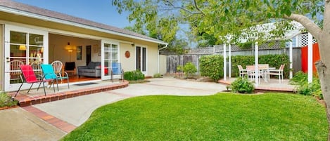 Enjoy this large backyard after a day at the beach - Enjoy this large backyard after a day at the beach.