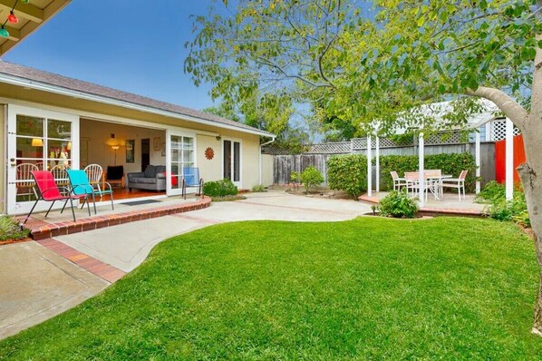 Enjoy this large backyard after a day at the beach - Enjoy this large backyard after a day at the beach.