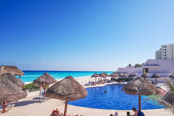 Gran piscina con bar y palapas 