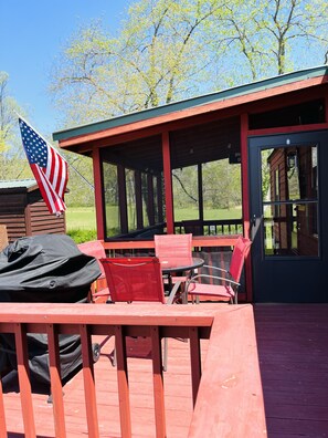 Open porch eating area and bbq grill 