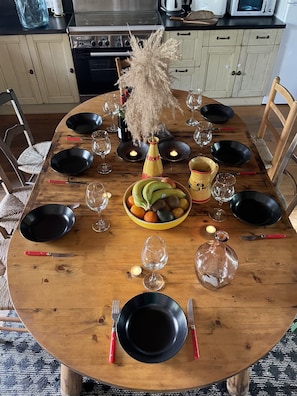 Salle à manger agréable avec une grande table pour 8 personnes