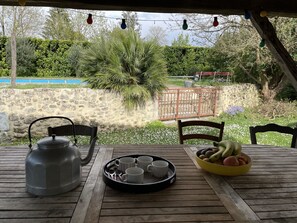 Terrasse sous appentis pour prendre le petit déjeuner à l’abri du soleil