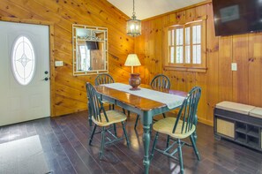 Dining Area | Dishware & Flatware Provided