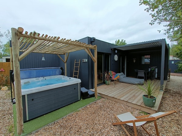 Outdoor spa tub