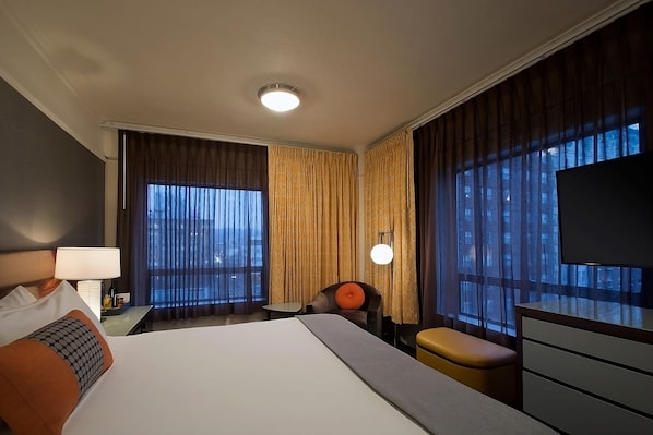 Unit with Queen bed. Exact unit will be assigned upon arrival. Views, colors and decor may vary.