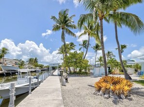 400 ft of dock frontage for first come/serve docking for up to a 25 ft boat