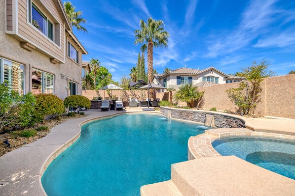 Salt water heated swimming pool with built in jacuzzi hot tub with jets.