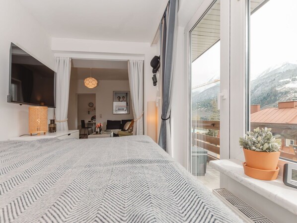 Building, Furniture, Plant, Comfort, Houseplant, Wood, Textile, Flowerpot, Picture Frame, Interior Design