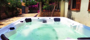 Outdoor spa tub