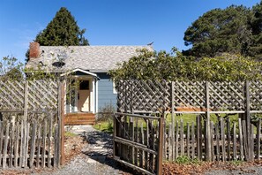 The Grove - Your cozy bungalow by the sea
