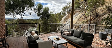 Alfresco area overlooking Umatah Quarry with city views