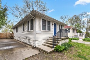 Cottage in Downtown New Buffalo, a 10 minute walk to the beach!
