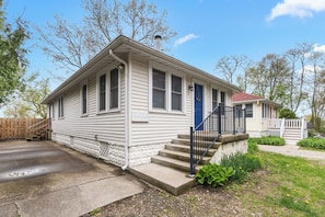 Cottage in Downtown New Buffalo, a 10 minute walk to the beach!