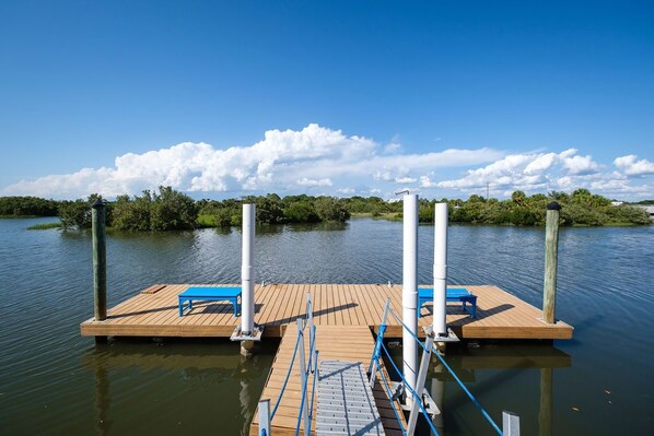 Blue Chair Key! Right on the water! Fish on the dock or bring your boat!