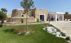 Amenities, Autumn, Building Exterior, Garden, Spring, Summer