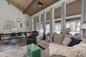 Living with Ample Natural Light and Large Windows (Unit #768)