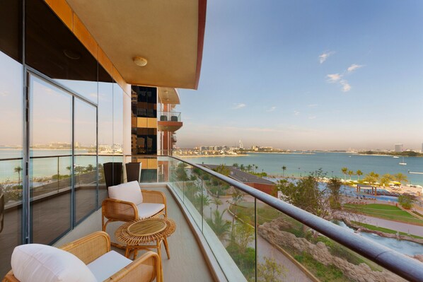 Holiday rental with private balcony overlooking the sea and direct access to the beach on Palm Jumeirah Dubai