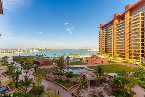 Holiday rental with private balcony overlooking the sea and direct access to the beach on Palm Jumeirah Dubai