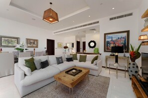 Holiday rental with private balcony overlooking the sea and direct access to the beach on Palm Jumeirah Dubai