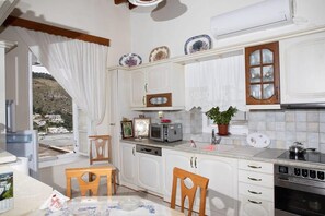 Kitchen space - Fully equipped interior