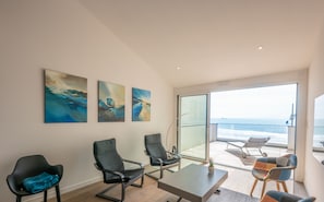 Salon vue mer avec terrasse