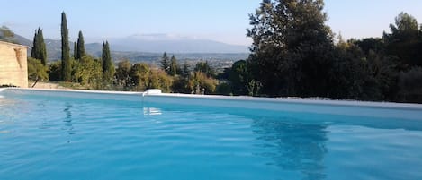 Piscine devant le Mt Ventoux