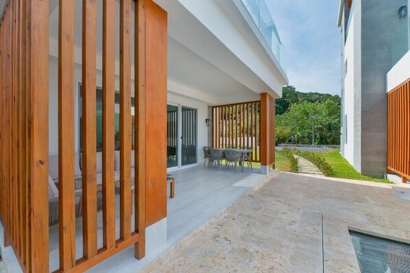 pool front