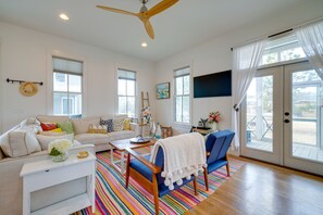 Living Room | Free WiFi | Smart TV | Central A/C & Heating | Board Games & Books