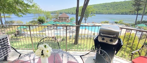 This balcony runs on great times and incredible lake & pool-front views!