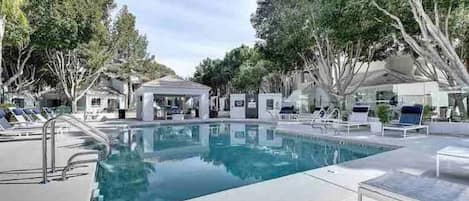 Glass-surrounded heated pool and jacuzzi 