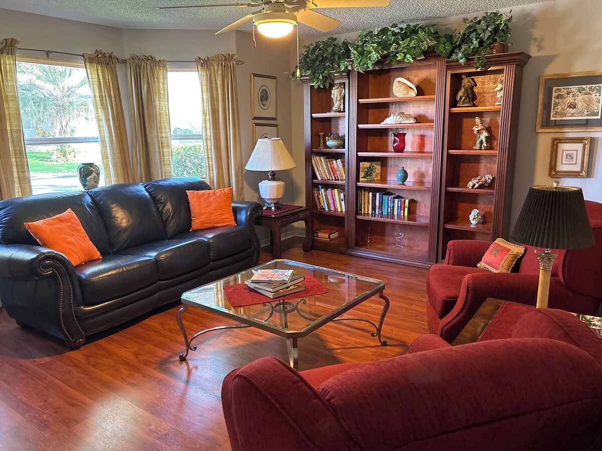 Luxurious Home in The Villages: 3 BR/3 BA Just updated