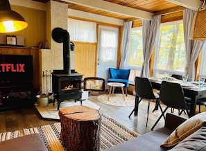 VUe du foyer au bois et de la salle à diner