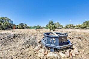 Private Yard | Fire Pit | 11 Acres