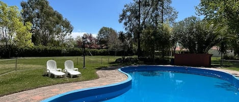 PISCINA CON QUINCHO Y ASADOR