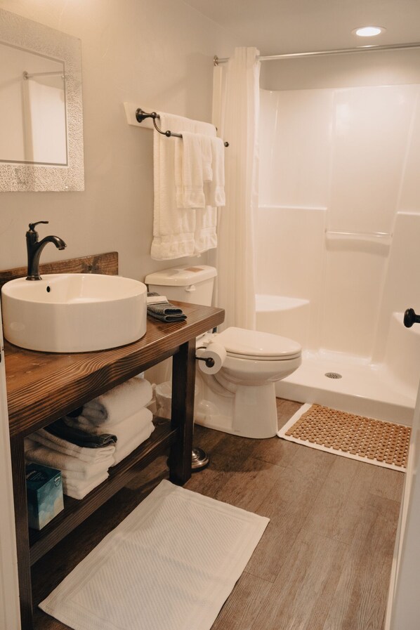 cedar20bathroom