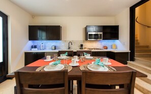 Dining area, view to kitchen