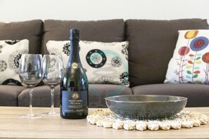 ZEN Westralia: 2-BR Cozy Inner-City Apt Near Shops - Raise a glass to serenity as you enjoy a peaceful evening in our charming abode.
